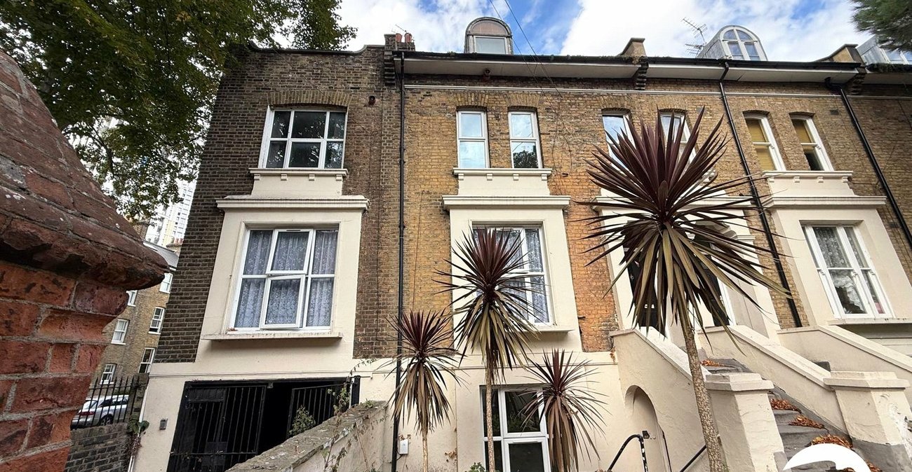 2 bedroom property for sale in London | Robinson Jackson