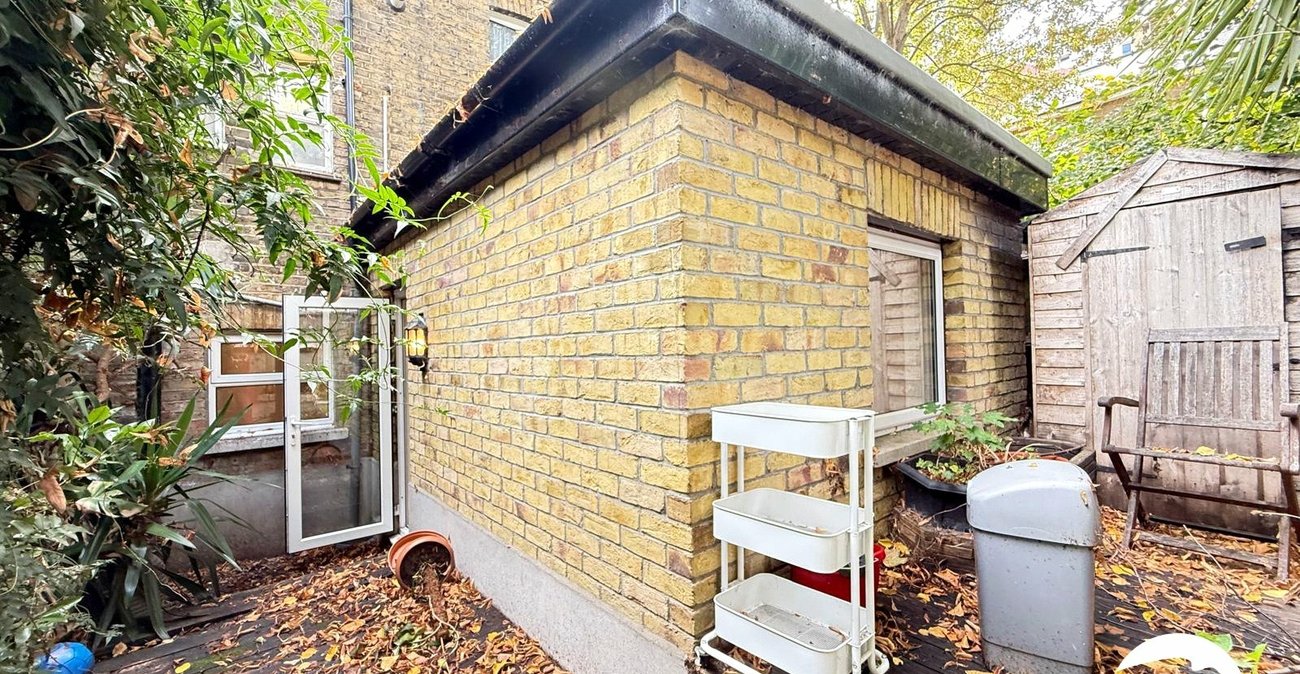 2 bedroom property for sale in London | Robinson Jackson