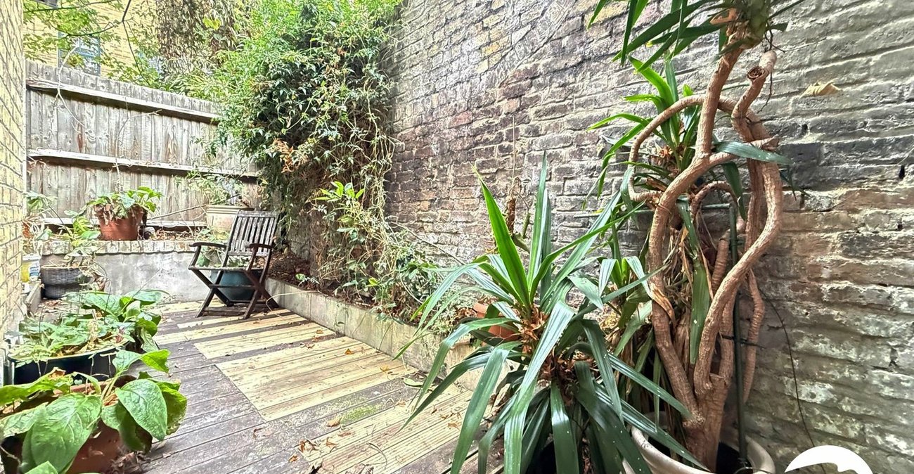 2 bedroom property for sale in London | Robinson Jackson