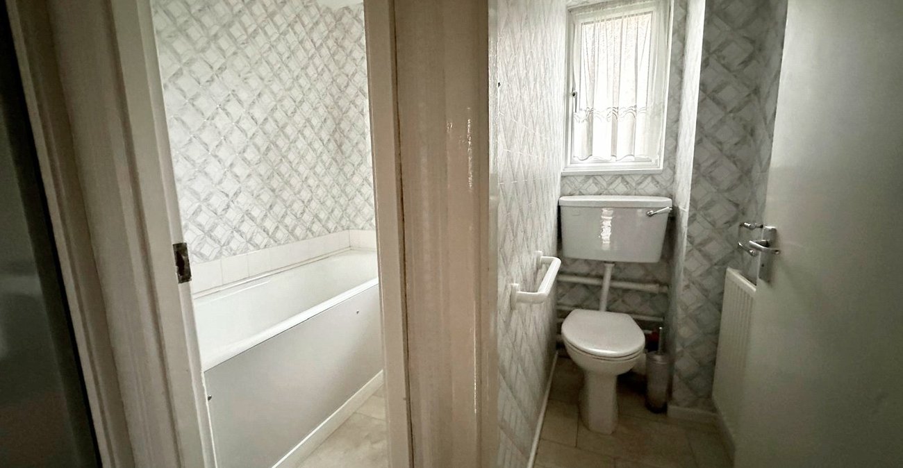 3 bedroom house for sale in London | Robinson Jackson