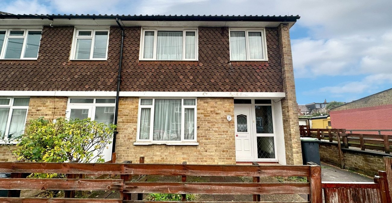 3 bedroom house for sale in London | Robinson Jackson