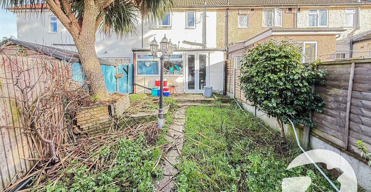 2 bedroom house for sale in London | Robinson Jackson