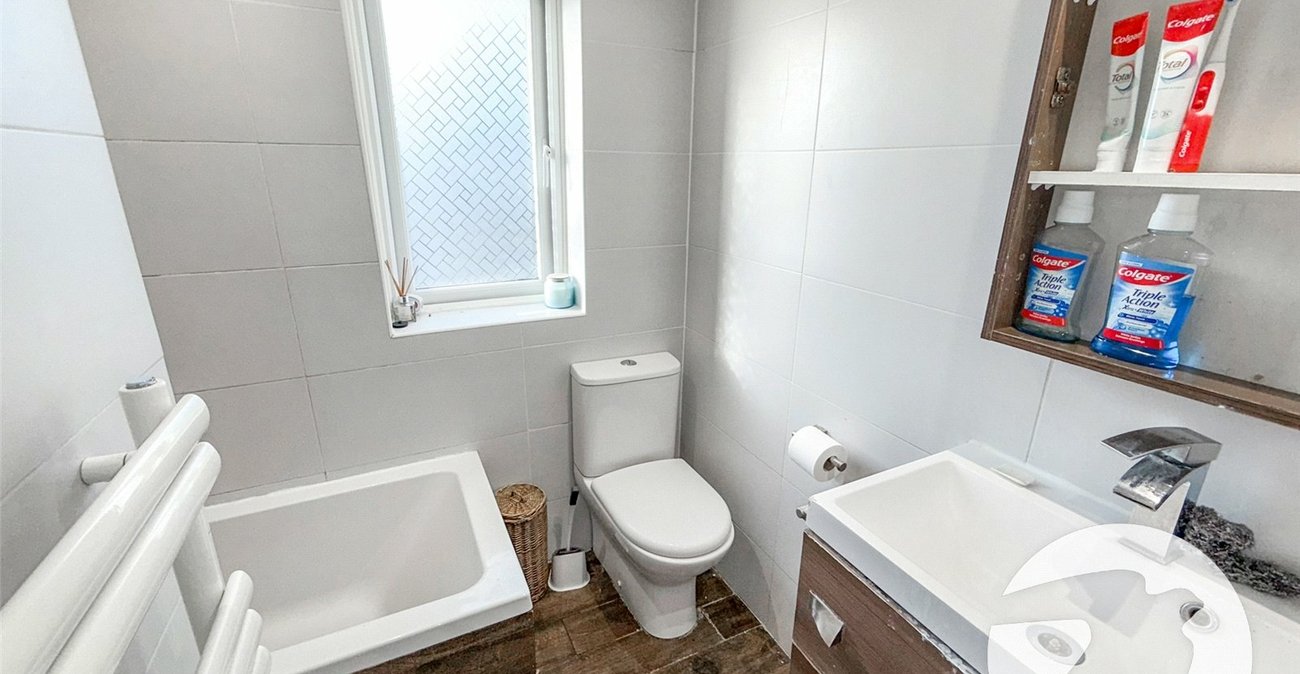 2 bedroom house for sale in London | Robinson Jackson