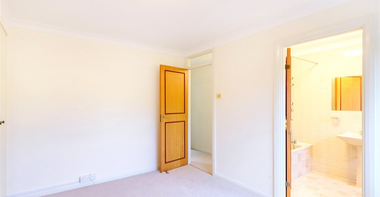 3 bedroom property for sale in London | Robinson Jackson