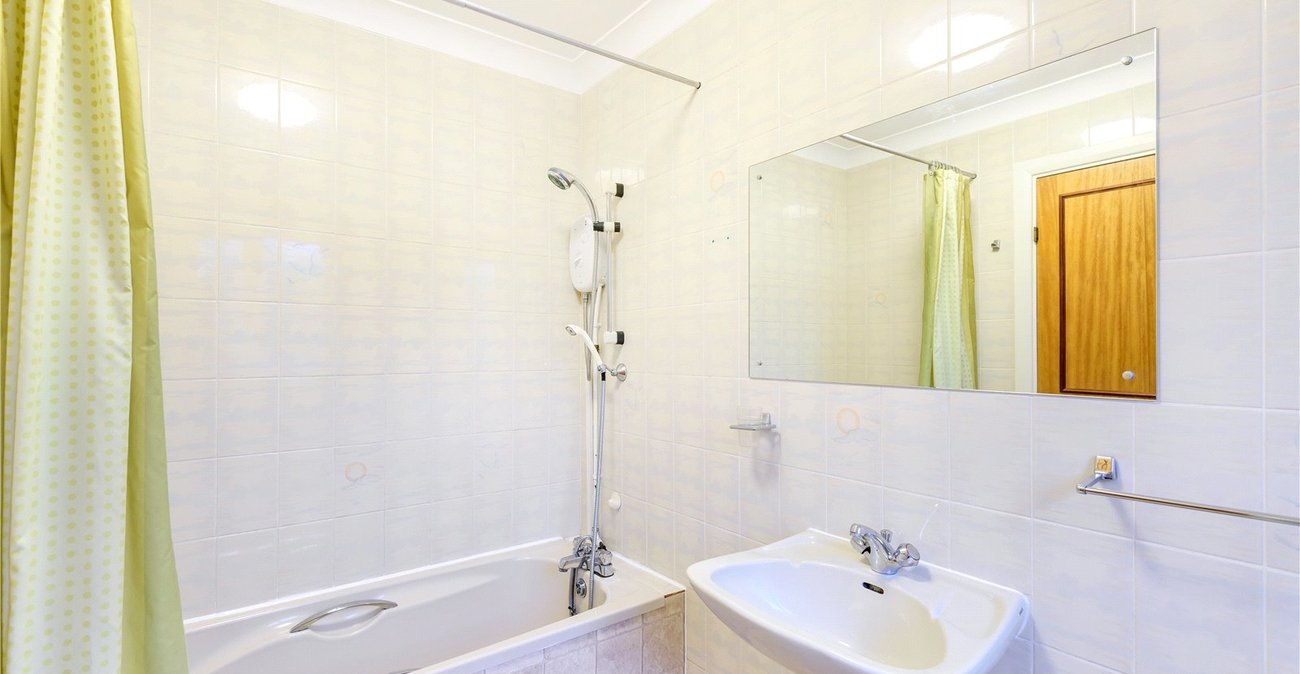 3 bedroom property for sale in London | Robinson Jackson