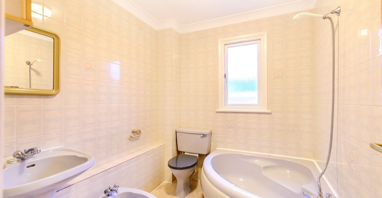 3 bedroom property for sale in London | Robinson Jackson