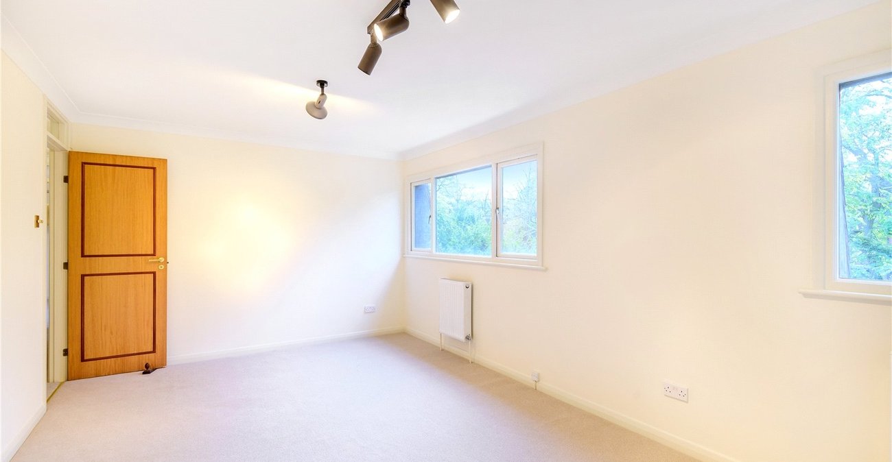 3 bedroom property for sale in London | Robinson Jackson