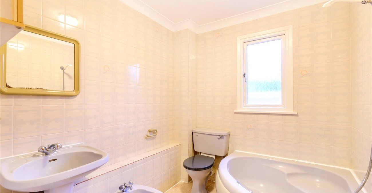 3 bedroom property for sale in London | Robinson Jackson