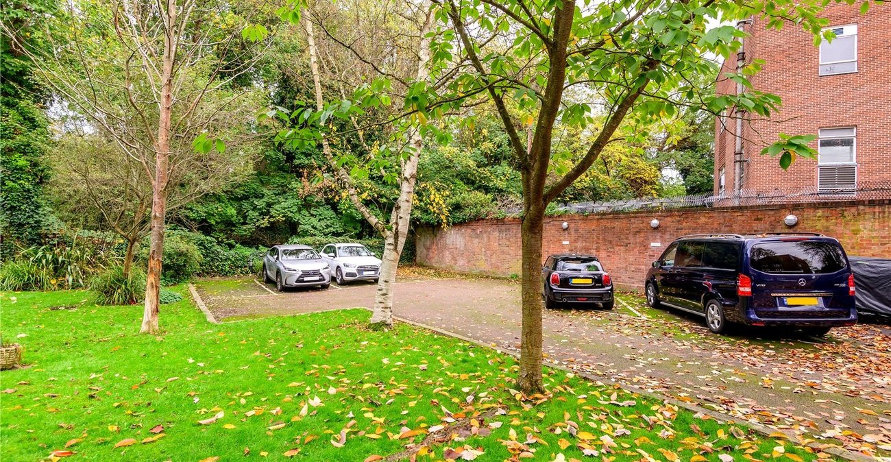 3 bedroom property for sale in London | Robinson Jackson