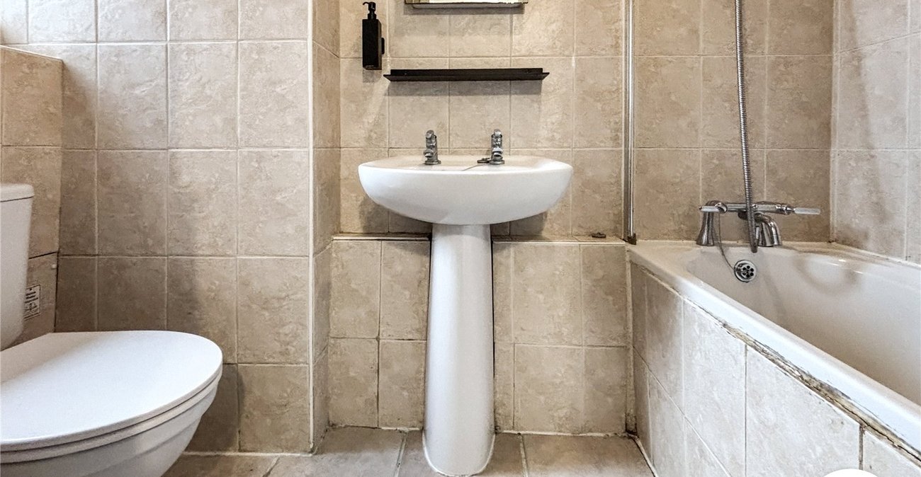 2 bedroom property for sale in Maidstone | Robinson Michael & Jackson