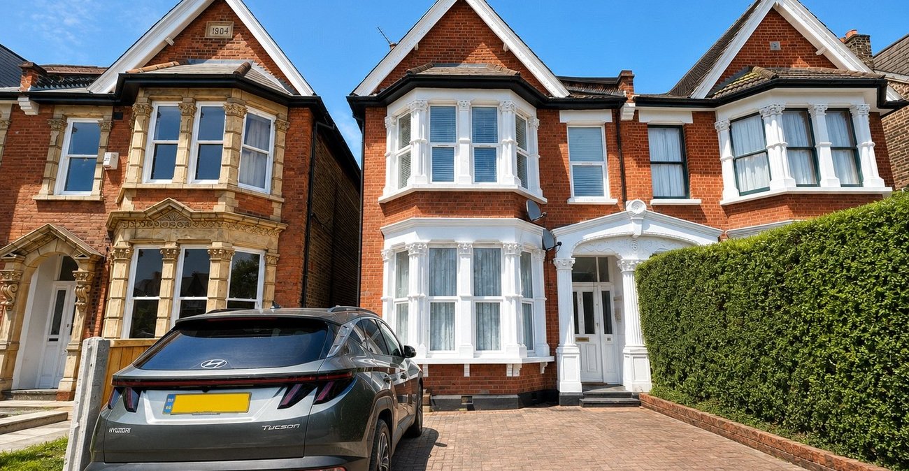 2 bedroom property for sale in London | Robinson Jackson