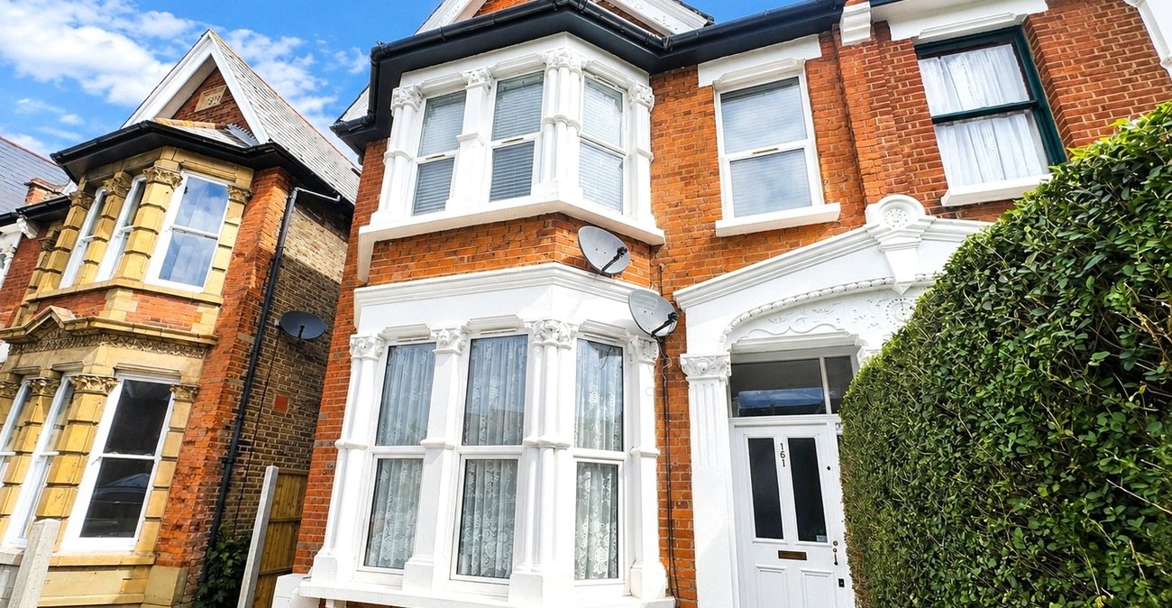 2 bedroom property for sale in London | Robinson Jackson