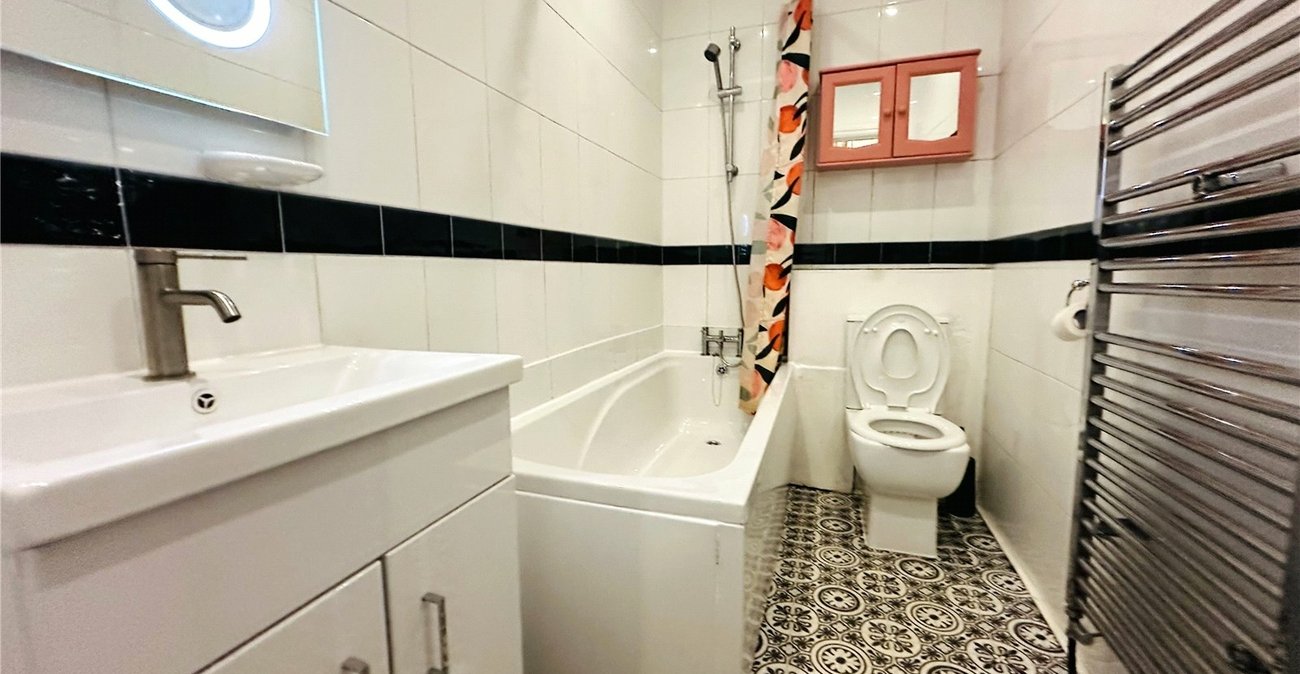 2 bedroom property for sale in London | Robinson Jackson