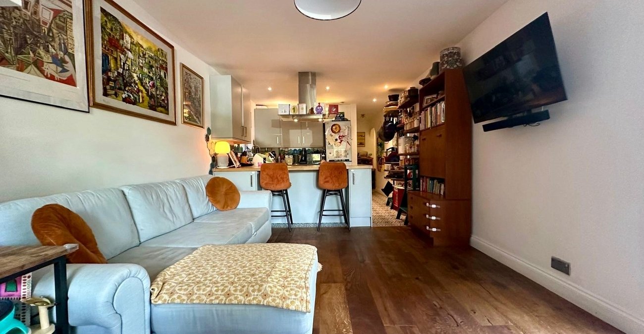 2 bedroom property for sale in London | Robinson Jackson