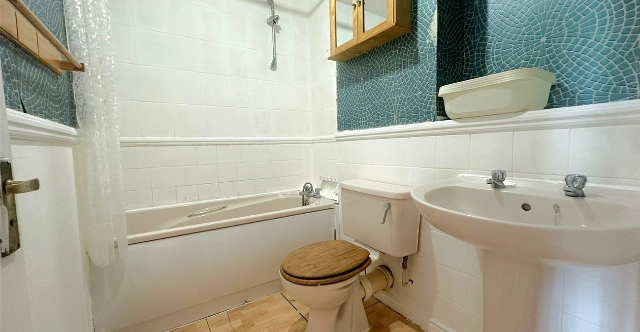 2 bedroom property for sale in London | Robinson Jackson