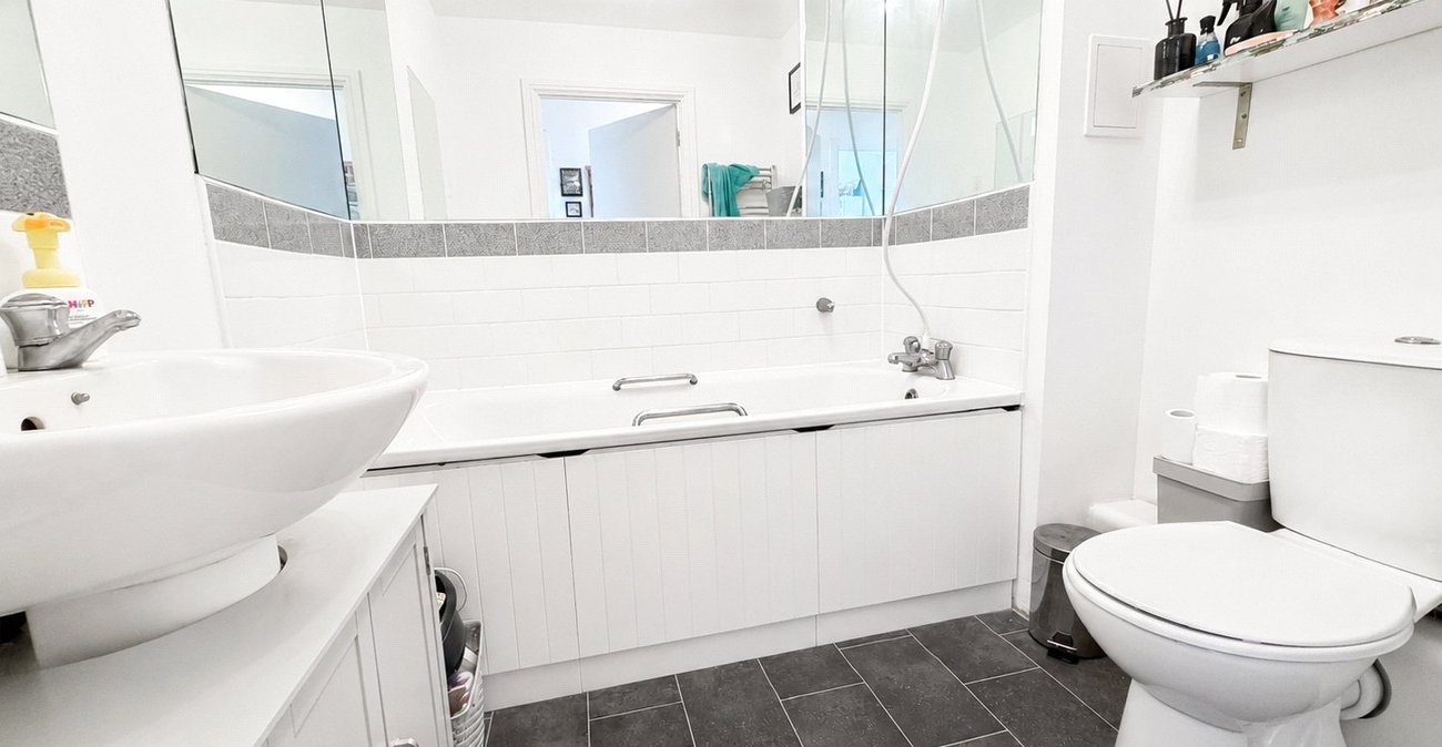 2 bedroom property for sale in London | Robinson Jackson