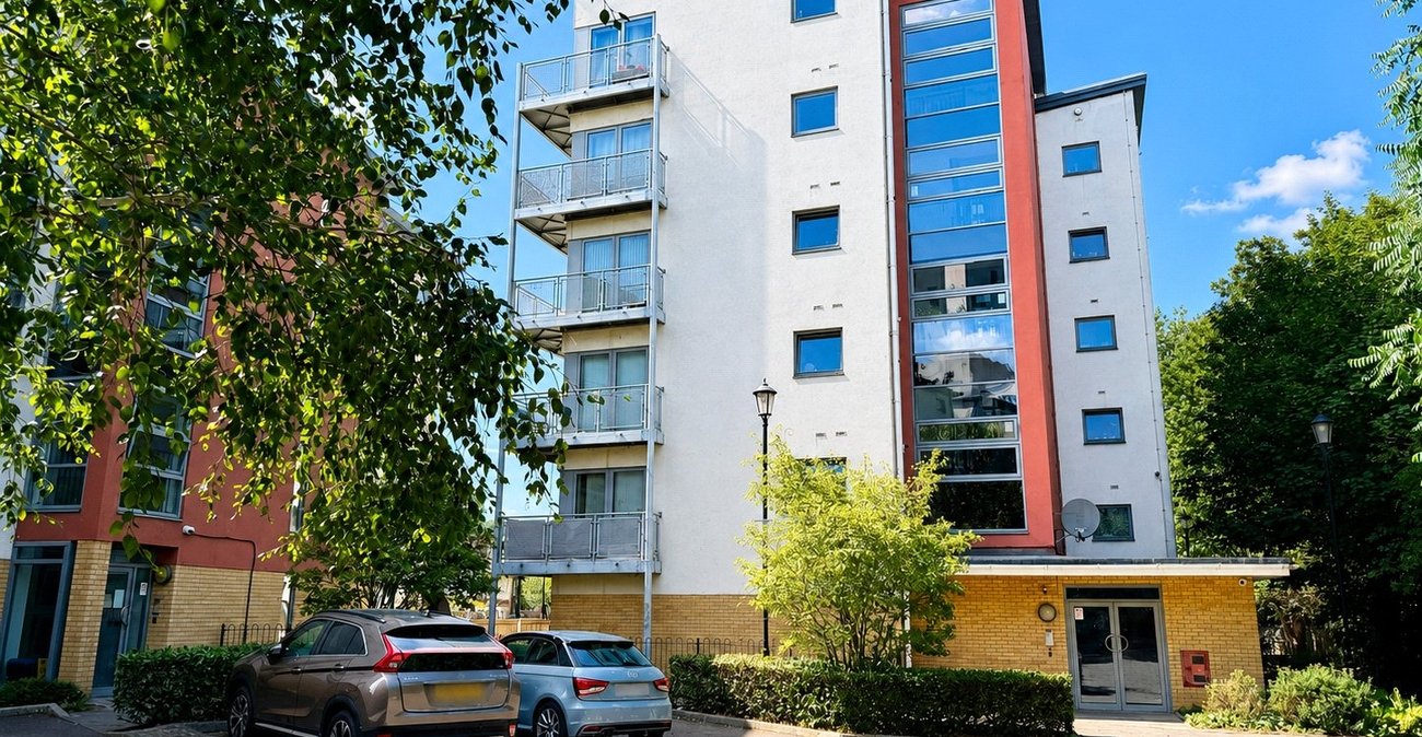 2 bedroom property for sale in London | Robinson Jackson