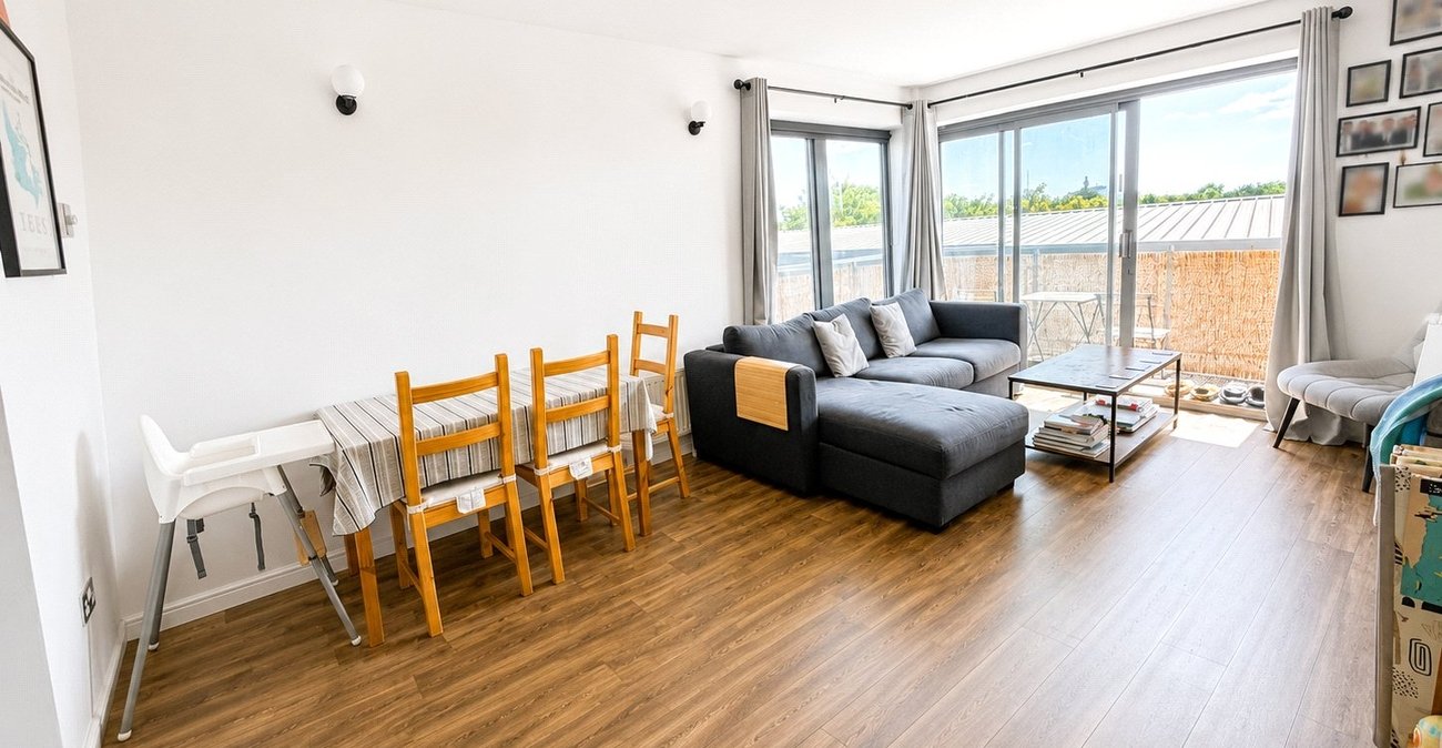 2 bedroom property for sale in London | Robinson Jackson