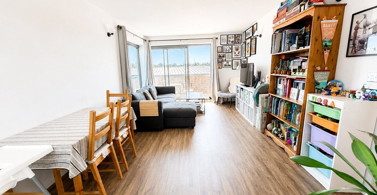 2 bedroom property for sale in London | Robinson Jackson