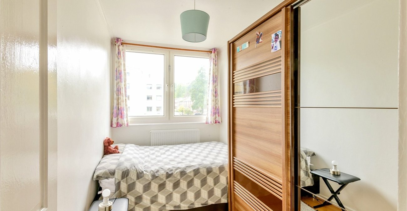 3 bedroom property for sale in London | Robinson Jackson