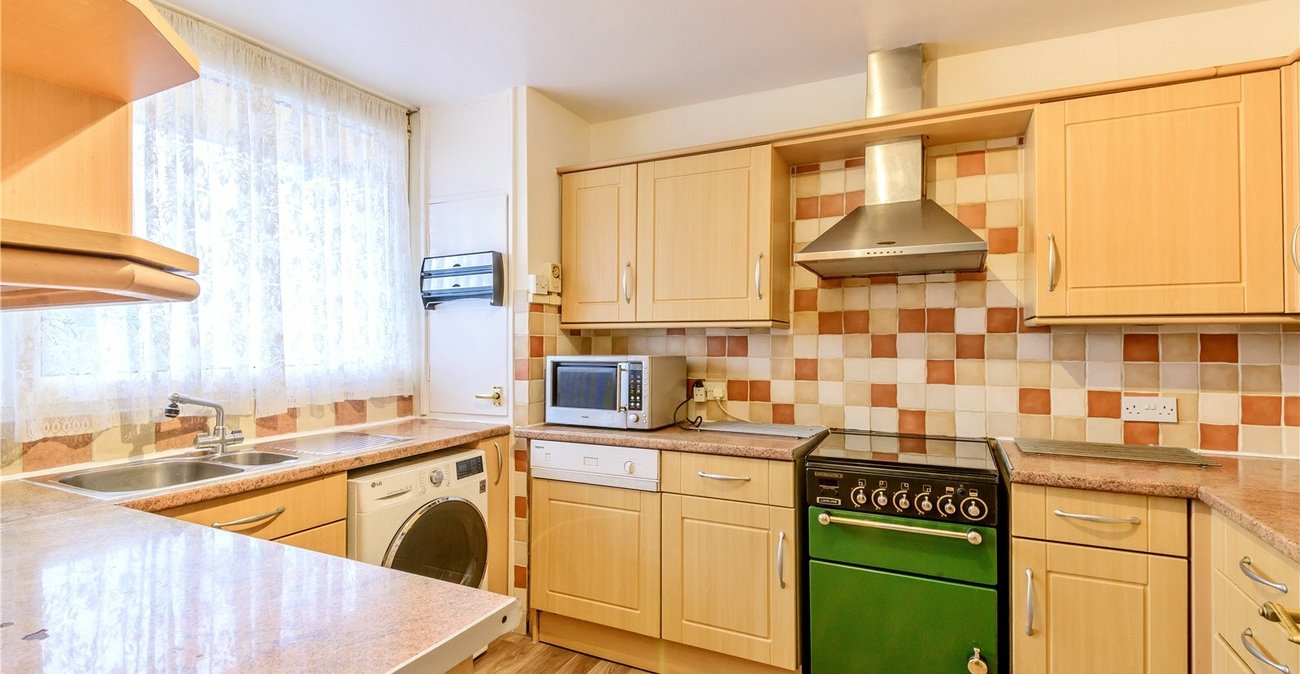 3 bedroom property for sale in London | Robinson Jackson