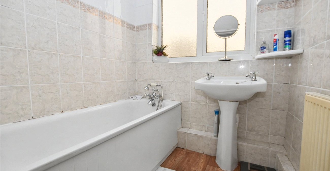 2 bedroom bungalow for sale in Bexleyheath | Robinson Jackson