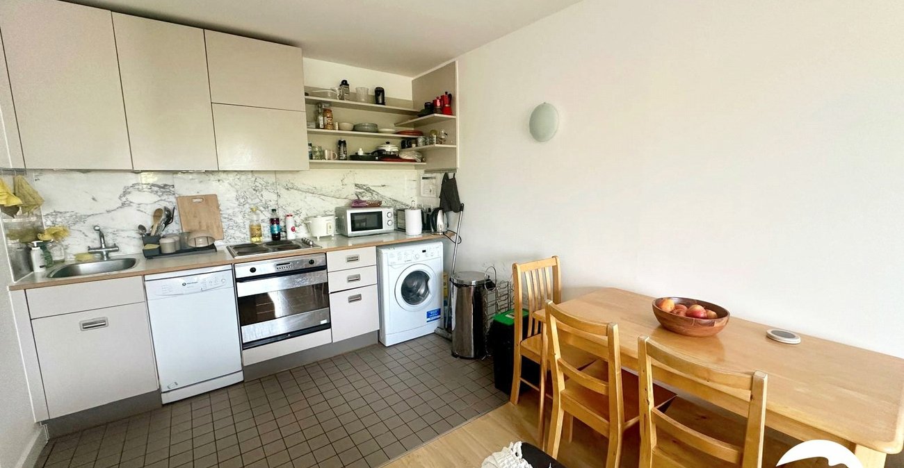 2 bedroom property for sale in London | Robinson Jackson