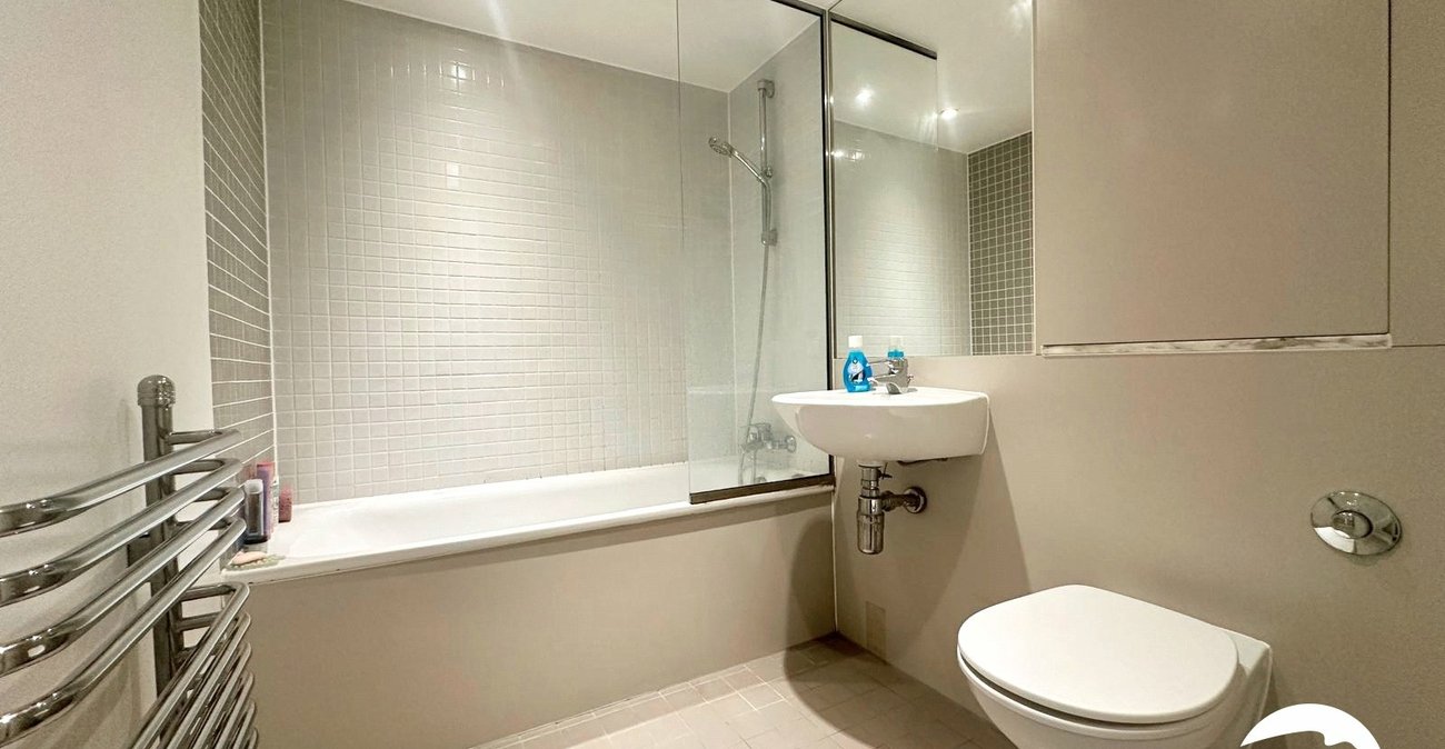 2 bedroom property for sale in London | Robinson Jackson