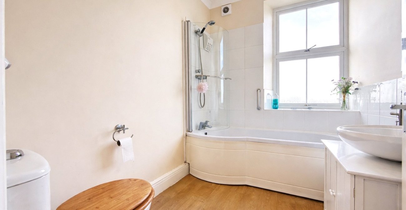 2 bedroom property for sale in London | Robinson Jackson