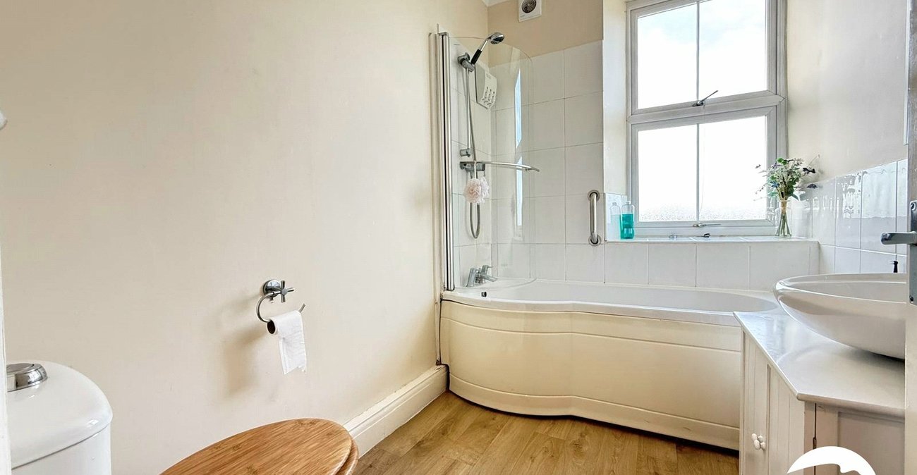 2 bedroom property for sale in London | Robinson Jackson