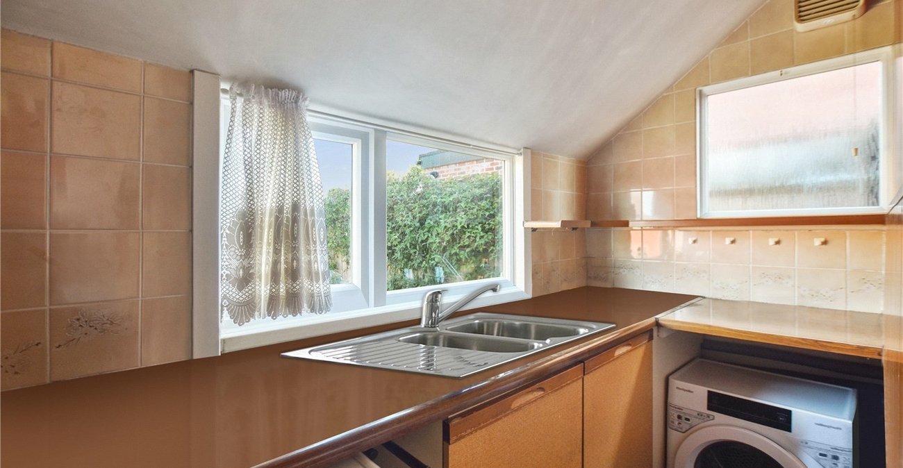 2 bedroom bungalow for sale in Dartford | Robinson Jackson