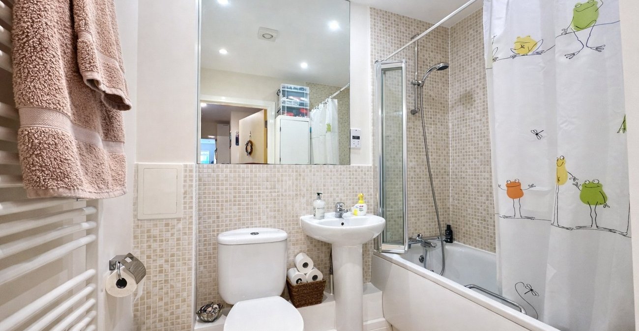 2 bedroom property for sale in London | Robinson Jackson
