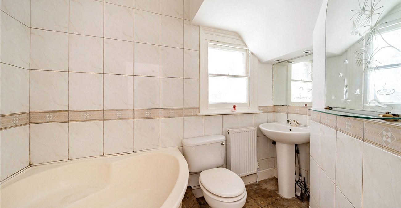 3 bedroom property for sale in London | Robinson Jackson