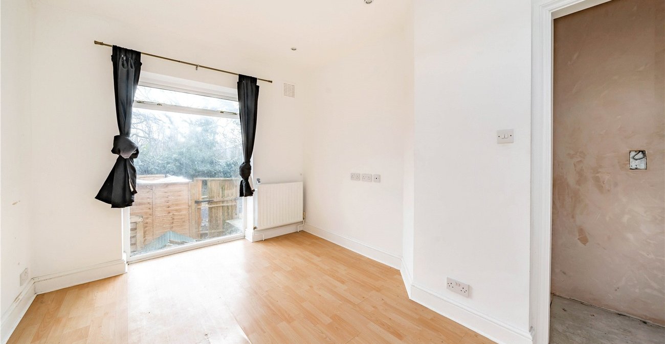 3 bedroom property for sale in London | Robinson Jackson