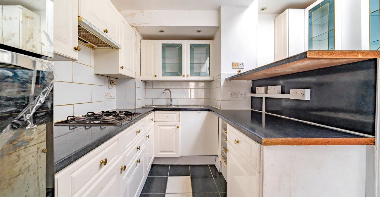 3 bedroom property for sale in London | Robinson Jackson