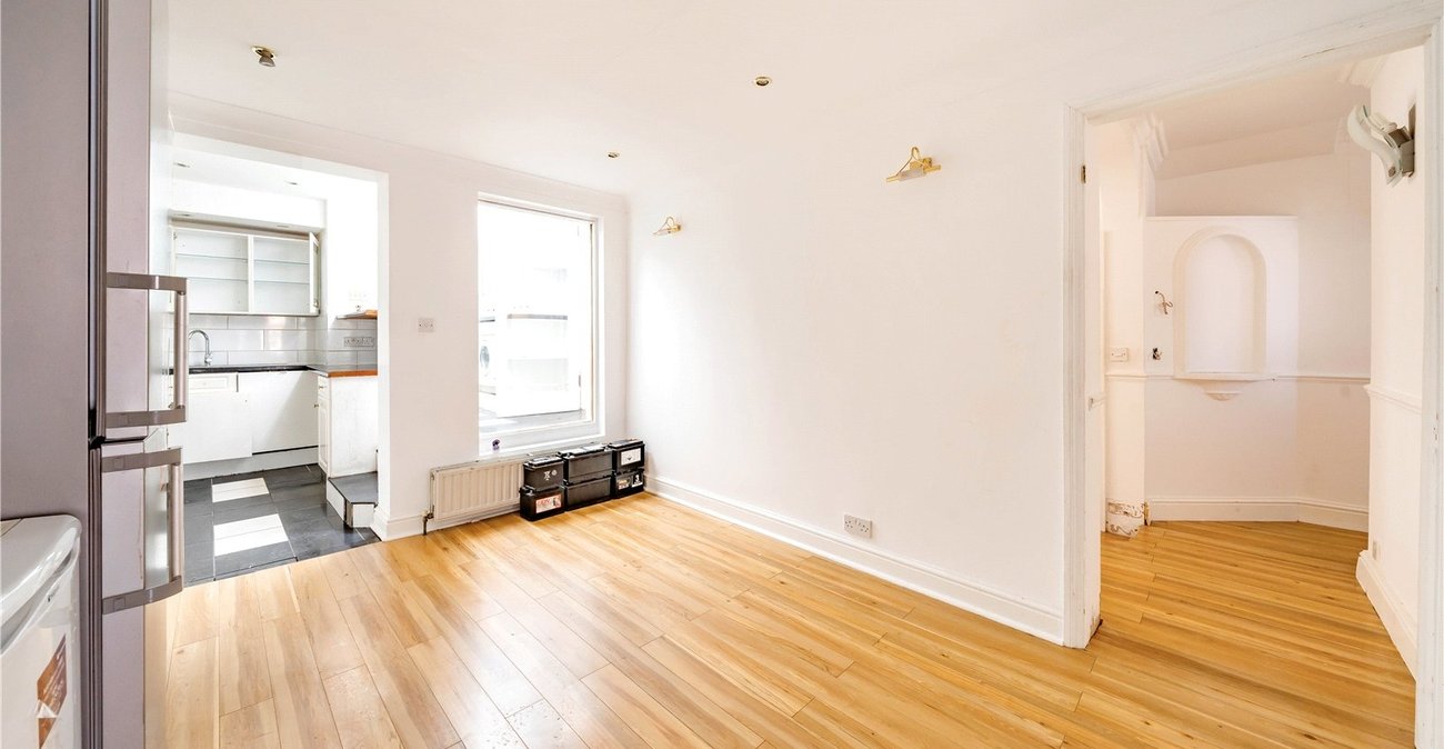 3 bedroom property for sale in London | Robinson Jackson