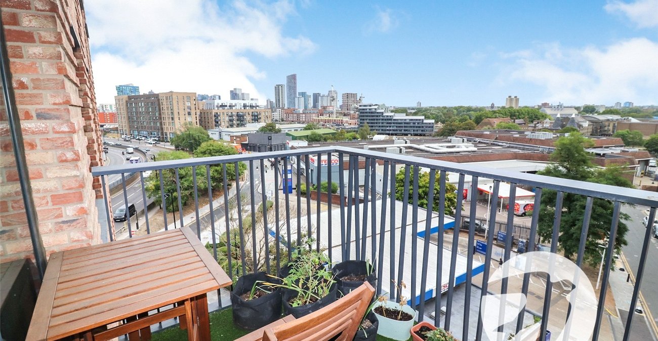 2 bedroom property for sale in London | Robinson Jackson