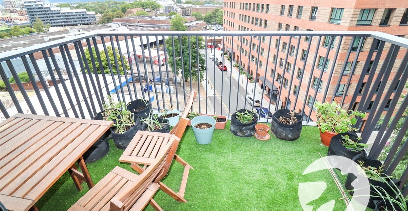 2 bedroom property for sale in London | Robinson Jackson