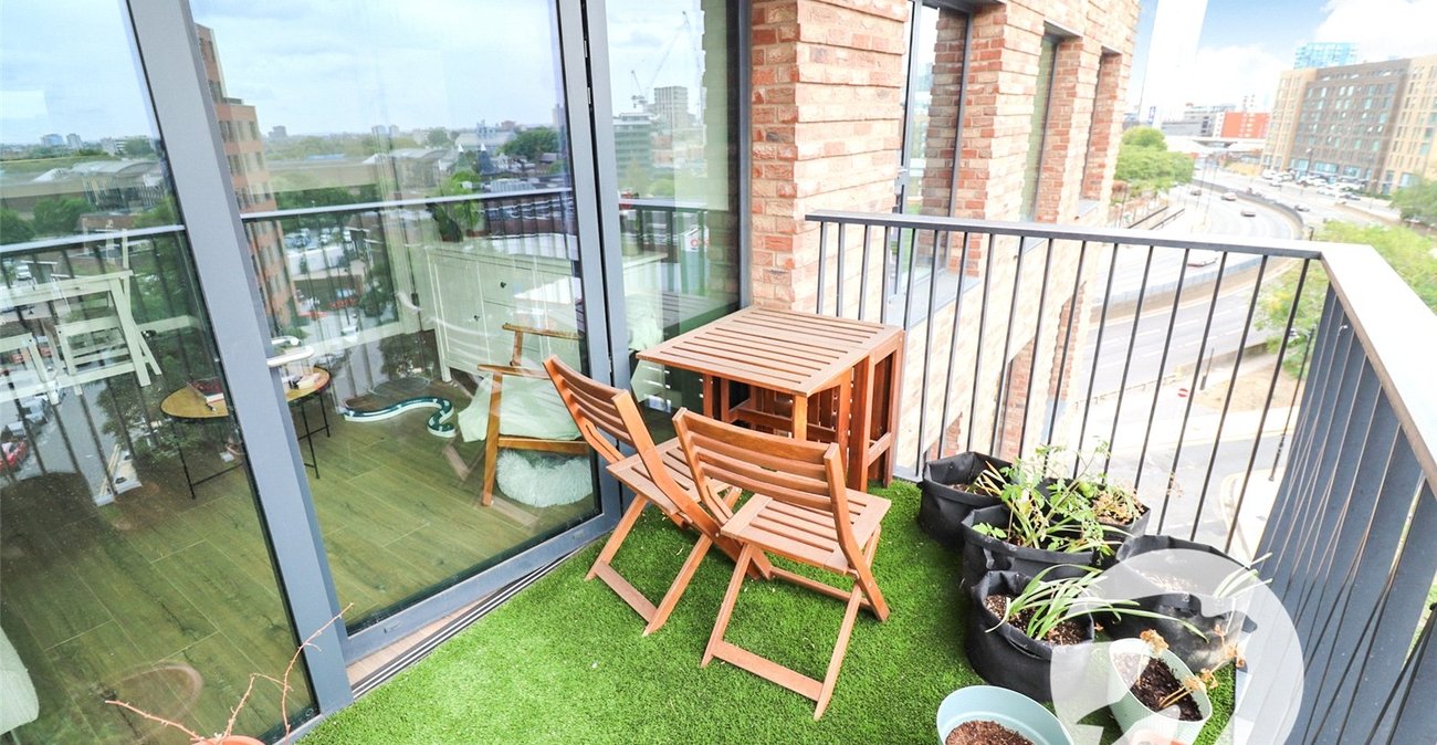 2 bedroom property for sale in London | Robinson Jackson