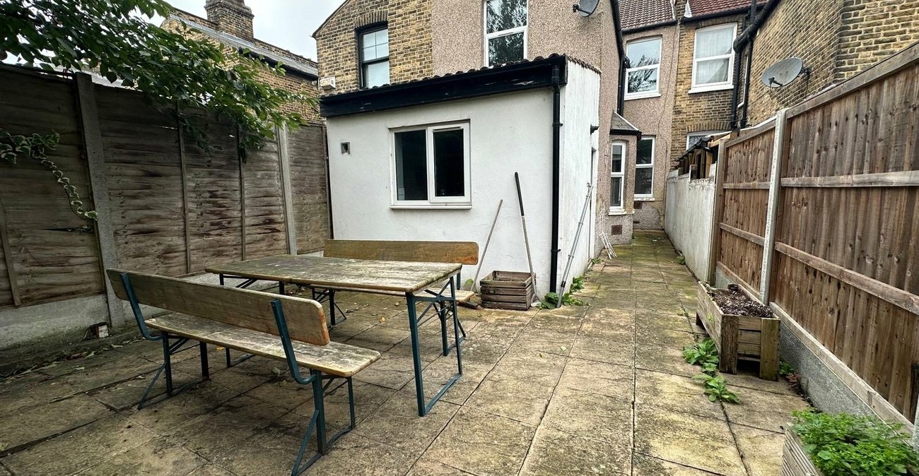 3 bedroom house for sale in London | Robinson Jackson