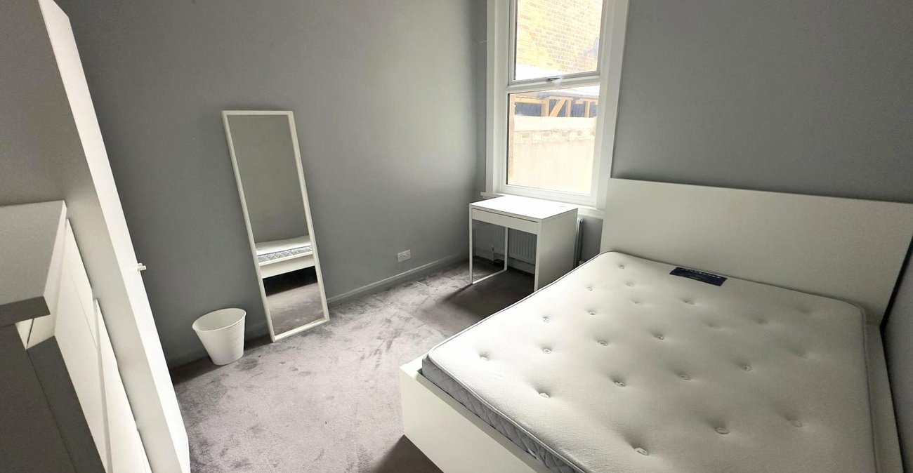 3 bedroom house for sale in London | Robinson Jackson