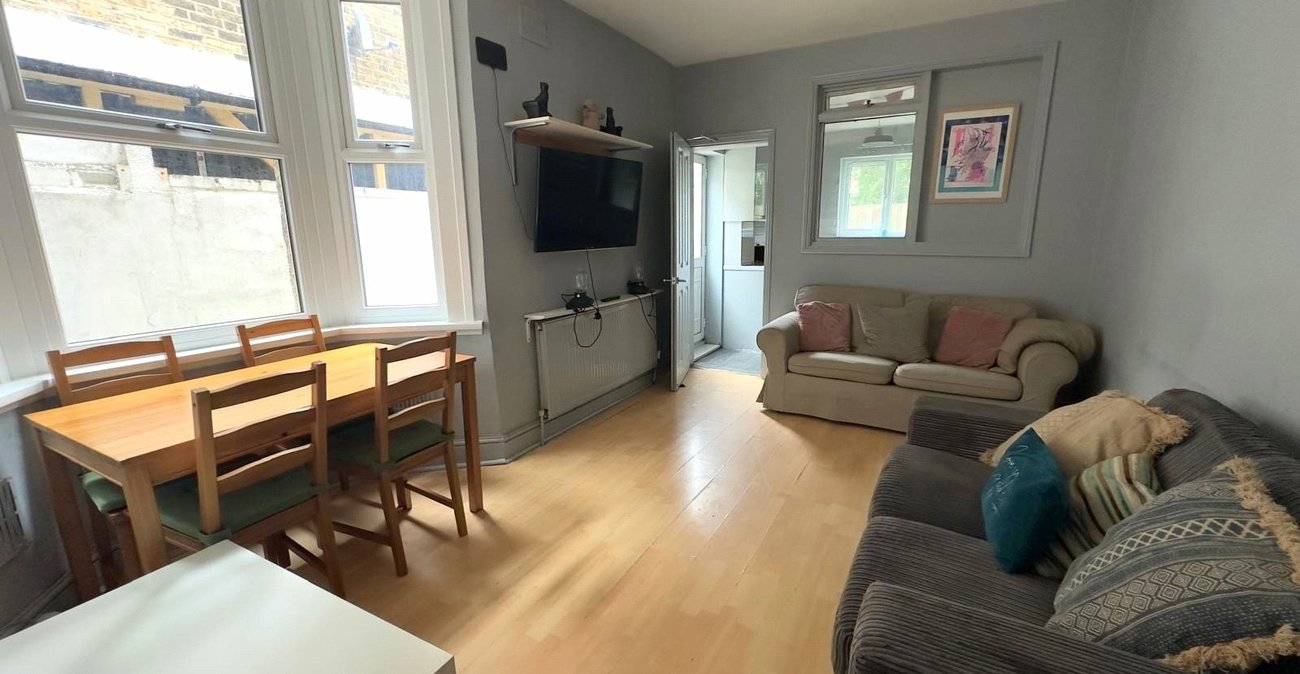3 bedroom house for sale in London | Robinson Jackson