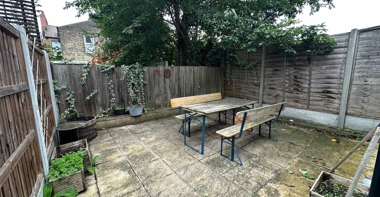 3 bedroom house for sale in London | Robinson Jackson