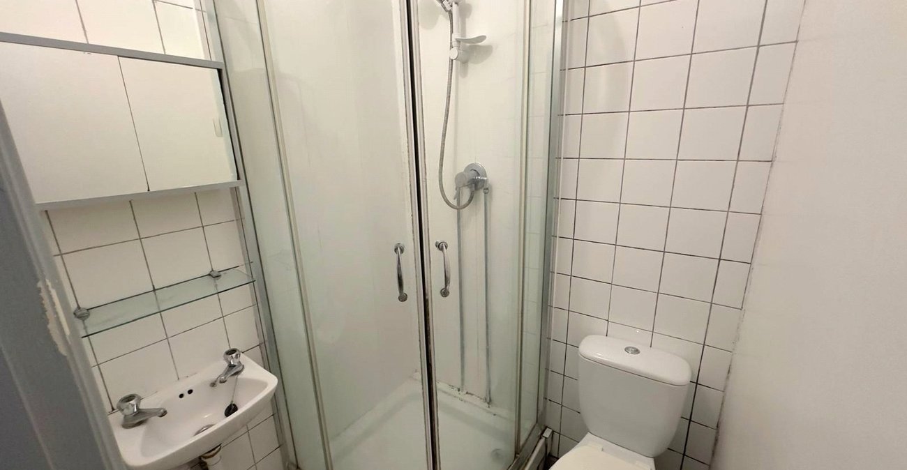 3 bedroom house for sale in London | Robinson Jackson