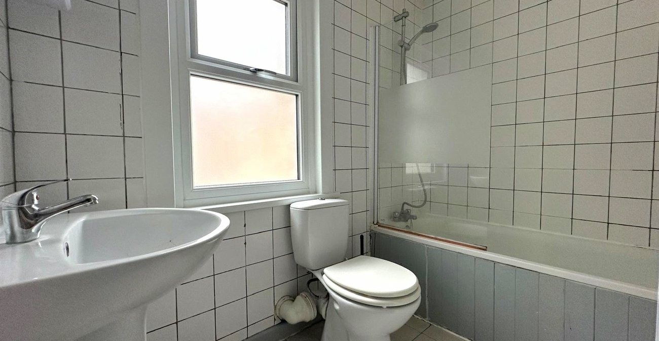 3 bedroom house for sale in London | Robinson Jackson