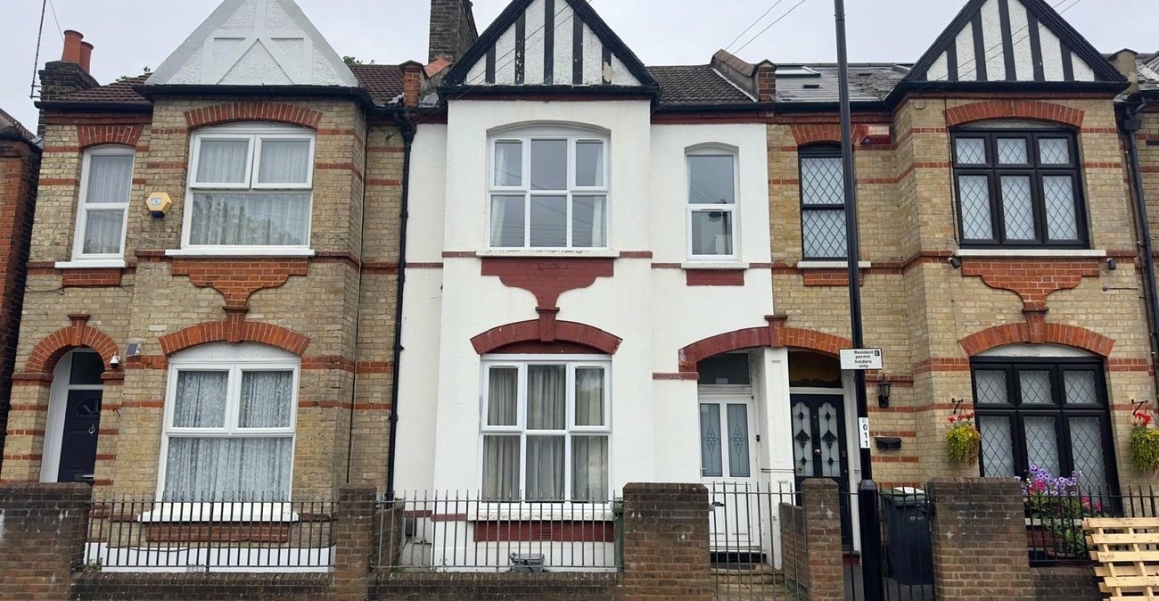 3 bedroom house for sale in London | Robinson Jackson