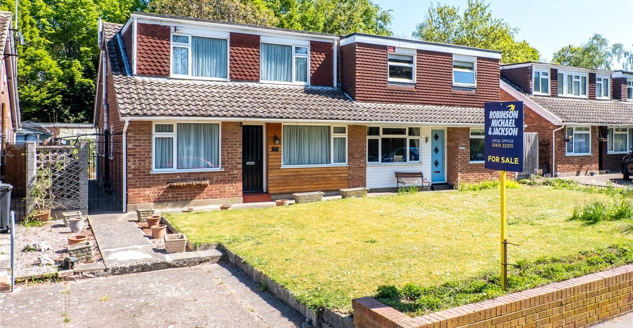 3 bedroom house for sale in Istead Rise | Robinson Michael & Jackson