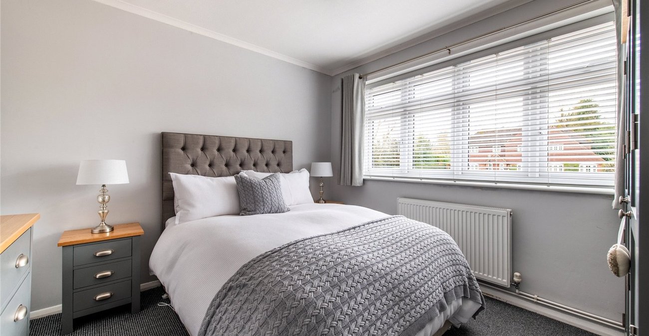 2 bedroom bungalow for sale in Istead Rise | Robinson Michael & Jackson