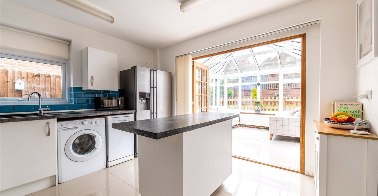 2 bedroom bungalow for sale in Istead Rise | Robinson Michael & Jackson