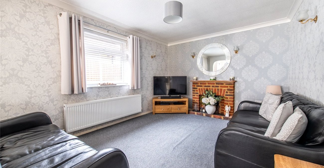 2 bedroom bungalow for sale in Istead Rise | Robinson Michael & Jackson